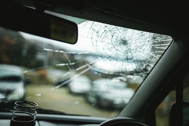 割れた車のフロントガラス