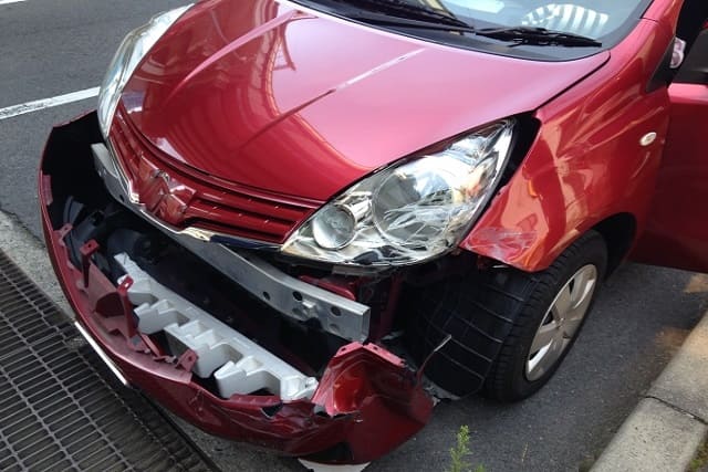 壊れたフロントバンパー