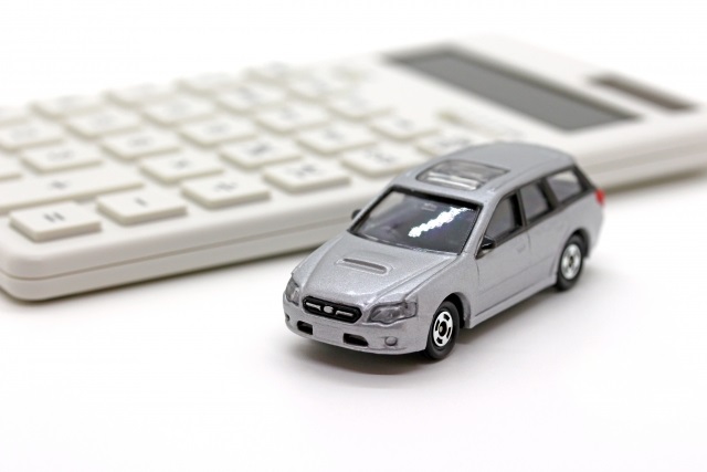 グレーの車・電卓